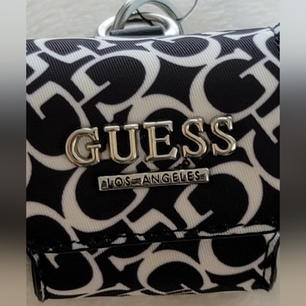 GUESS AIRPODS CASE ! - Picture 4 of 9